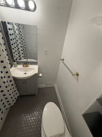 Bathroom with listed bedroom (1st floor) - Single bedroom in townhouse 10 mins from campus