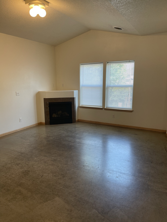 LR - 25/26 - Three Bedroom Duplex Close to Campus Rental