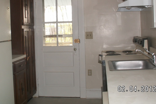 Kitchen - Close to Campus House