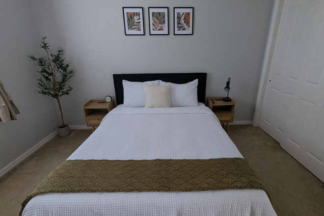 Upper Private Room 2 - Upstairs Double Room Haven with Pool Access in Gated Community Townhome