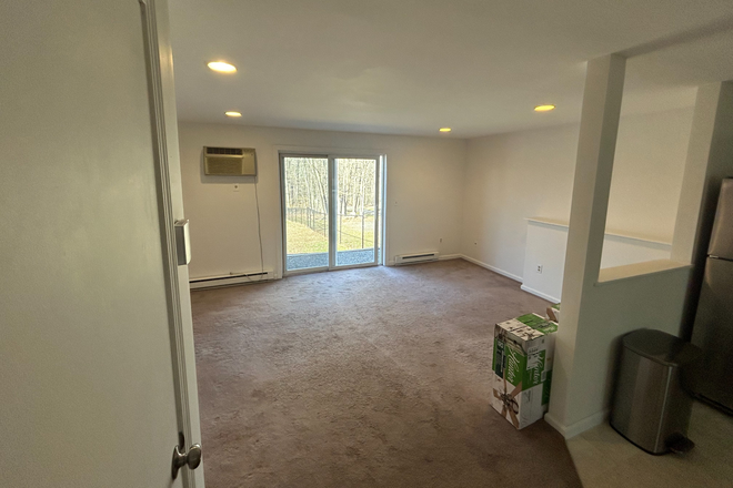 Living Room - Mansfield 2 Bedroom 1 Bath, 5 miles to Uconn Rental