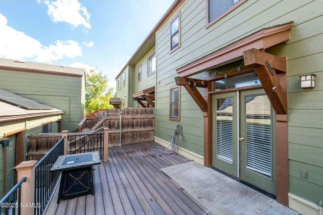 Deck - Master Suite 5 Minutes from Campus Townhome