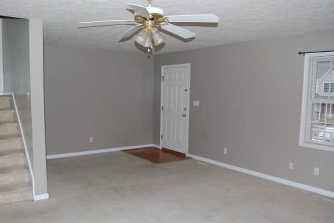 Entry - Spacious Townhouse for Rent - 1.5 miles from Liberty
