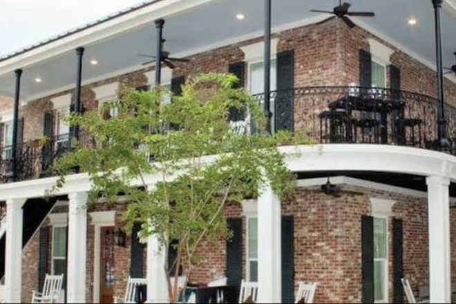 outside view - Bramlett blvd home, walking distance to square ! 4 bed 4 baths