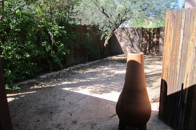 yard - Efficiency 2 blocks west of campus