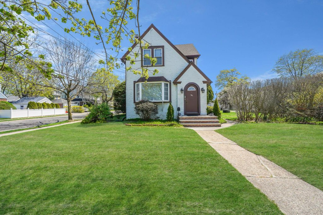 front - WALKING DISTANCE TO CAMPUS, LESS THAN 1 MILE ! House
