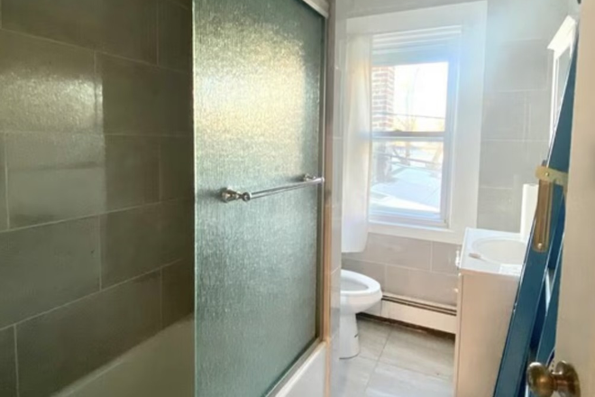 Bathroom - Union Square 1-2 bedrooms, summer sublet (July - August, dates flexible, possible lease takeover) Townhome