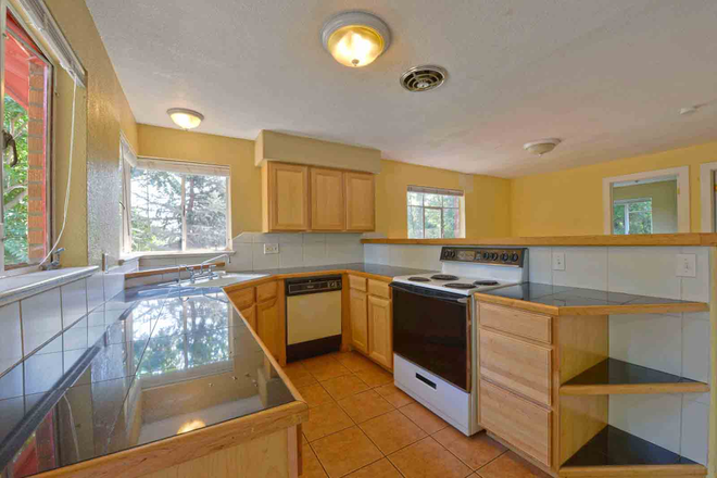 735-737 19th Street Kitchen - 735-737 19th Street Apartments