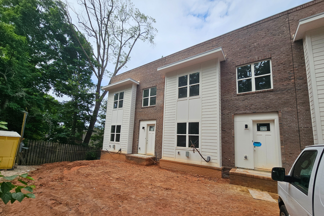 Front photo - New Construction: 4 Bed 4.5 Bath Townhomes