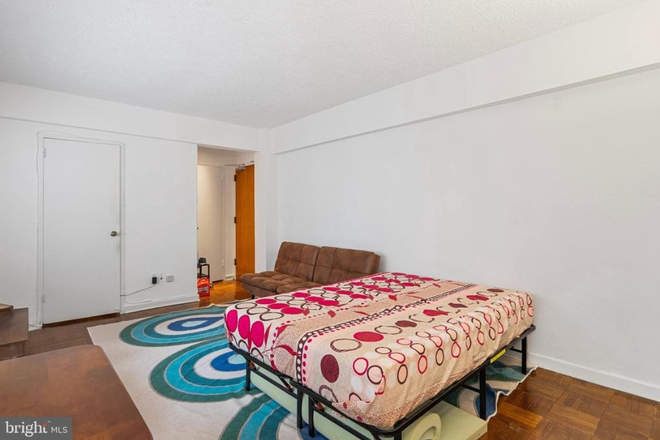 375 sq ft room with large walk in closet, bathroom, kitchen - Foggy Bottom Studio Apt