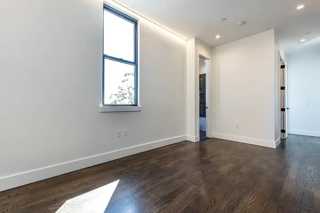 Common area/ Bathroom 1 - Residential 3Bd in Bushwick, 2min walk from L train, Apartments