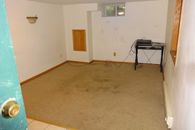 living room - Available now! Victorian home 6 blocks from campus, quiet block