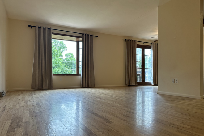 Upper Level Living Area - SE Denver house - 4bdr / 3 Bath