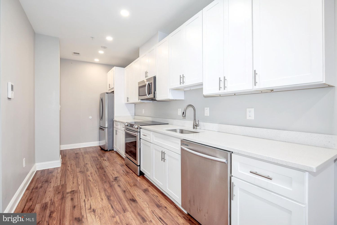 Kitchen - Modern 2BR / 2BA Close to Campus Condo