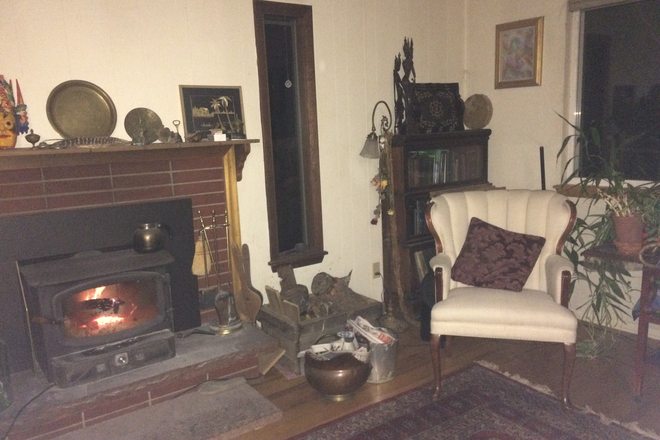living room - Furnished 10' x12" w/ pvt bath & laundry. No pets/smoking. Quiet area near hiking, downtown.