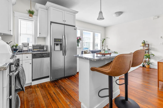 Kitchen - Large Bedroom, Close to Green-Line and Alumni Field Apartments