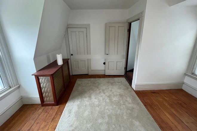 - - Close to Campus! Large Single Fam feat. 6 Beds, 2 Baths, Laundry & Parking Apartments