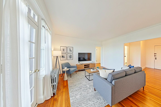 Unit - BEST LAST MINUTE APARTMENT STEPS TO BC!!