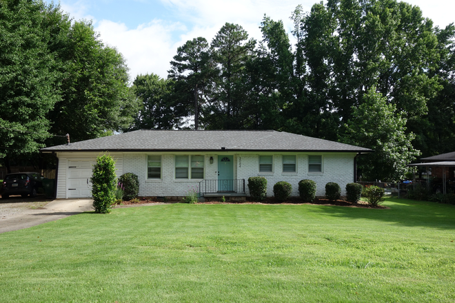 Street view - 15min to Emory campus: 3-bed/1.5 bath ranch house with fantastic outdoor space