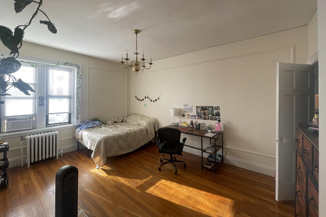 Bedroom1 - SPRING SUBLEASE - SPACIOUS COOLIDGE CORNER APARTMENT