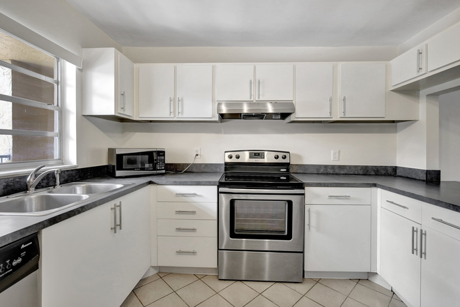 Kitchen updated with new cabinets - 2/2 condo in Live Oak at Pine Island Ridge, 10 min to campus