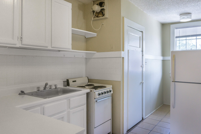 kitchen - 1710 S Carrollton -J Apartments