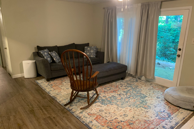 Livingroom 1 - 2 Bed/1 Ba Condo, 2 miles to Emory, close to North Dekalb shuttle