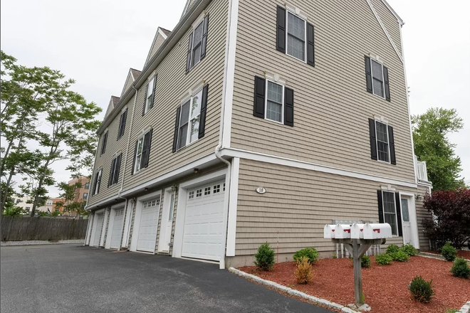Outside street view - Bedroom in rowhouse (4ba/3br) in central Waltham close to campus
