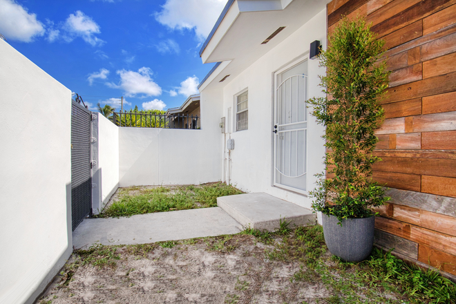 Front Exterior - WynnWood Charming Townhouse