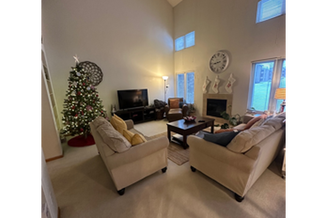 Living room - Townhouse 10mins away from campus