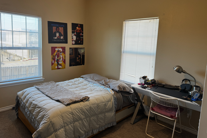 Bedroom Layout - House Room Close to campus and HEB