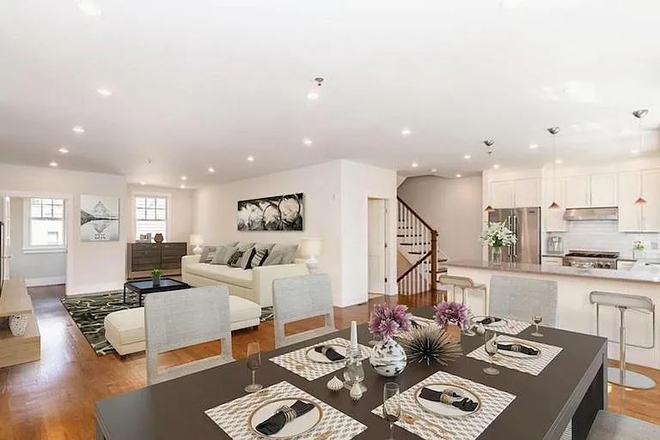 Living Room/Dinning room - Cambridge Townhouse close to HBS