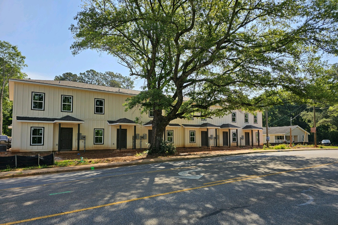 Photo - 3bd 3.5ba On North Donahue Walking Distance to Campus Townhome