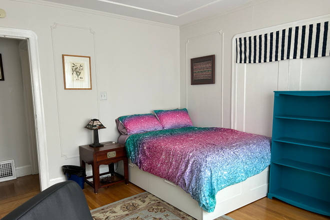 full bed - sunny Elmwood room close to UCB