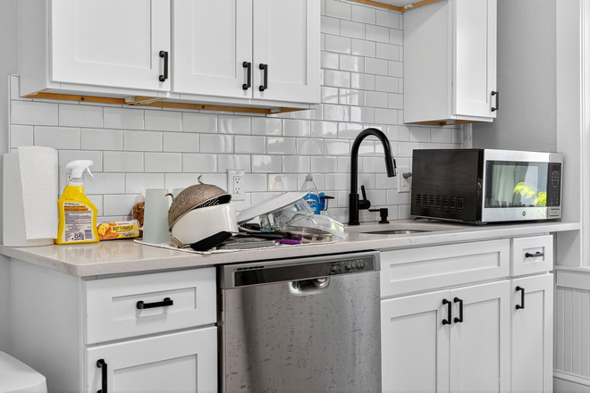 . - **NO BROKERS FEE!!** Renovated 3 Bed / 2 Bath w/ LAUNDRY IN UNIT! Available 6/1/26!! Apartments