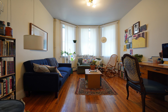 1 - AUG 2026 - Fantastic Comm Ave 2 bed. Easy MBTA, GRAD Student OK, No Broker Fee! Apartments