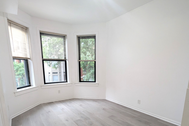 Livingroom-b - 3-bedroom 1-bathroom Apartment at West Lexington Street, Unit 2F, Chicago, IL 60607