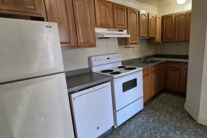 Updated Kitchen with new dishwasher - 105R Meadow Street - 3BR (Townehouse Management Associates)