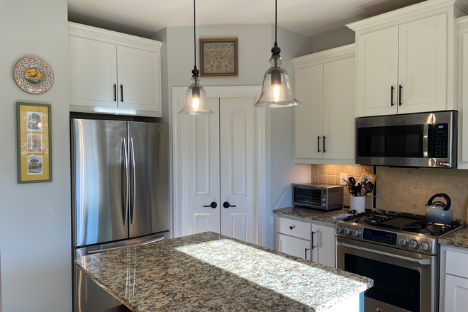 kitchen - Centrally located by UVA Grounds, Hospital & Stadium House