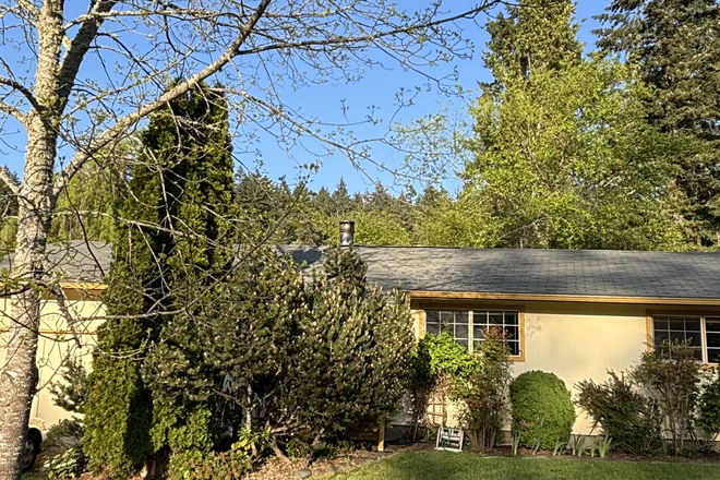 Front of house - Winter Term South East Eugene Furnished House