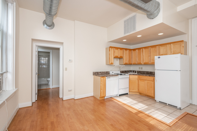 Kitchen - 9 E. University Apartments