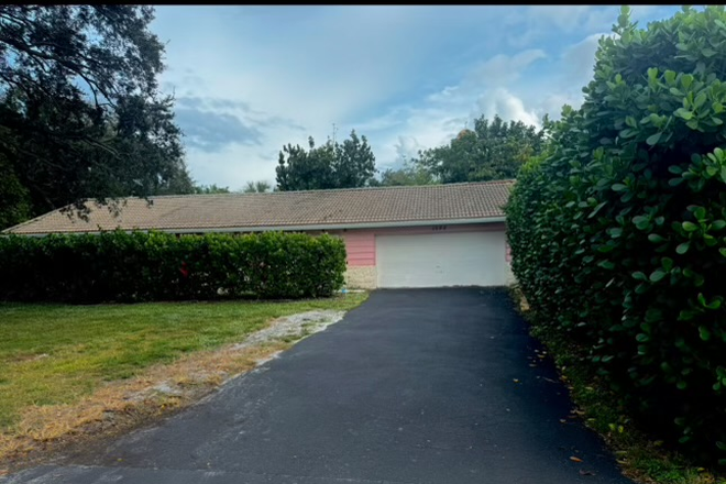 Front - Looking for other college students to live with in this House. Walk to School