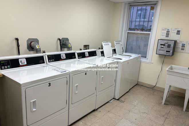 a - BIG ENOUGH FOR 4 PEOPLE!!! NO FEE Apartments