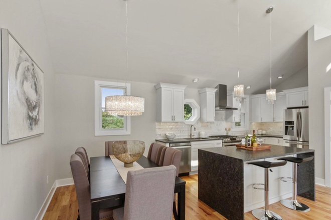 Kitchen - Riverview Townhome w/2 Car Garage