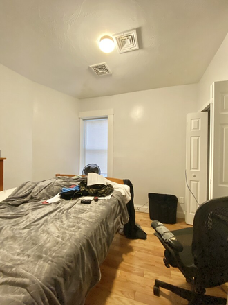 Room for sublet - Off-Campus Apartment Room