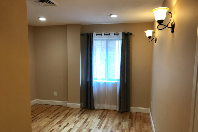 Room - Updated 10/8/25 Great modern 3 bed 1.5 bath Close to Campus 2026 school year, good for 4 people Apartments