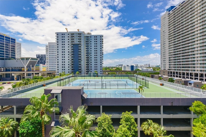 Light tennis and pickleball courts - Tranquil Room in Lively Downtown Miami Condo