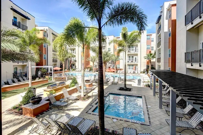 Community pool / patio area - FEBRUARY + MARCH FREE - lease takeover at Plaza on University