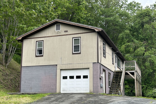 - Three-Bedroom Upper Duplex Near Downtown Banner Elk