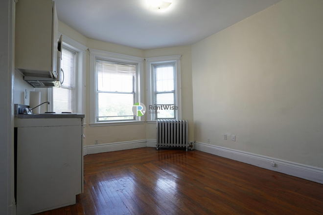 3 - $2,200 – Fenway Studio April 1 – H/HW Inc., Near Simmons Apartments